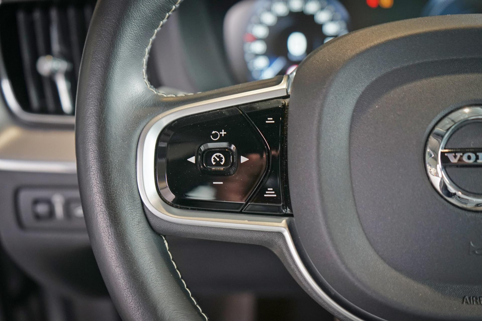 Volvo XC60 2.0 T8 Twin Engine AWD R-Design | PANO | CRUISE 45942779-5.jpg | Automotive van Lierop