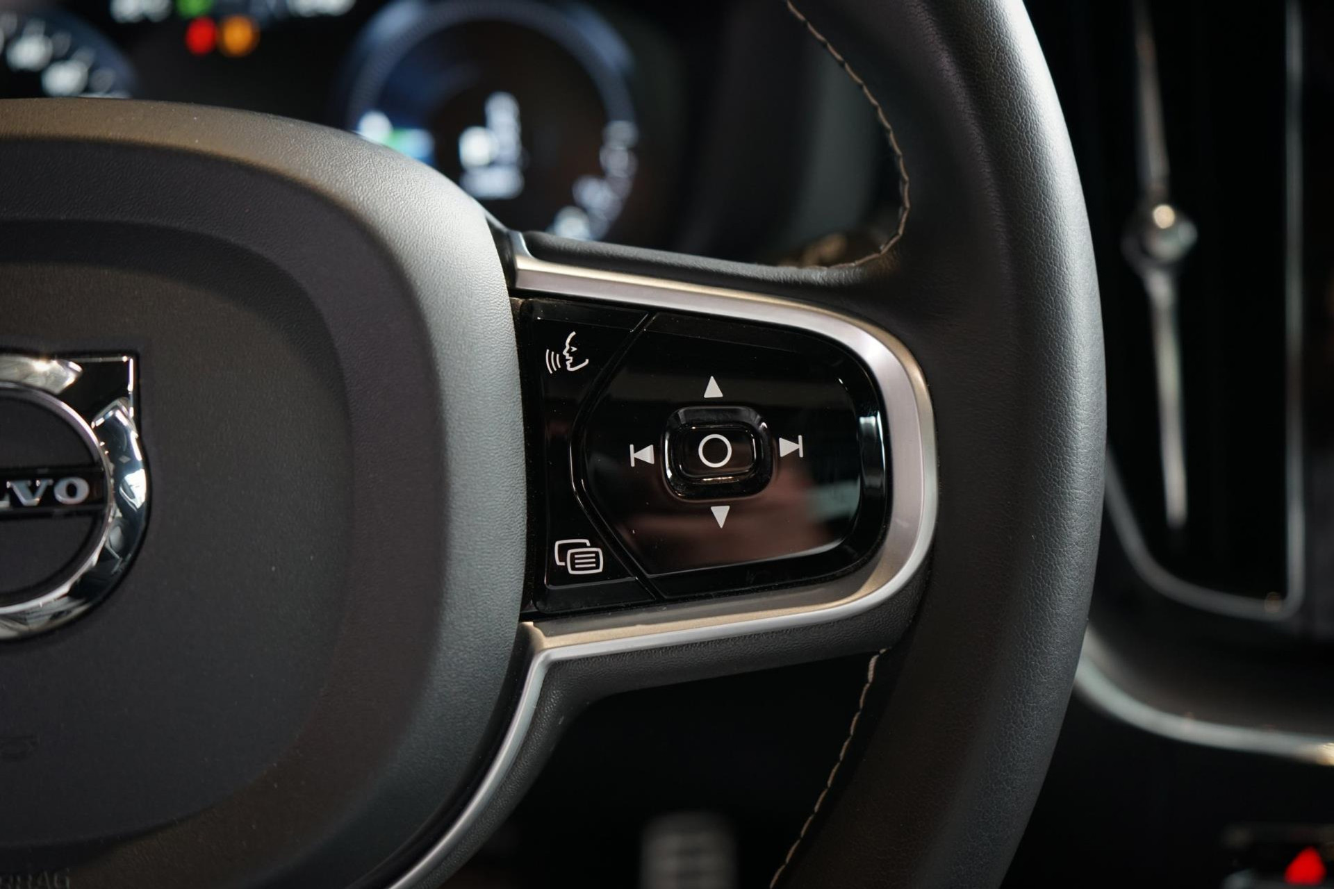 Volvo XC60 2.0 T8 Twin Engine AWD R-Design | PANO | CRUISE 45942779-6.jpg | Automotive van Lierop