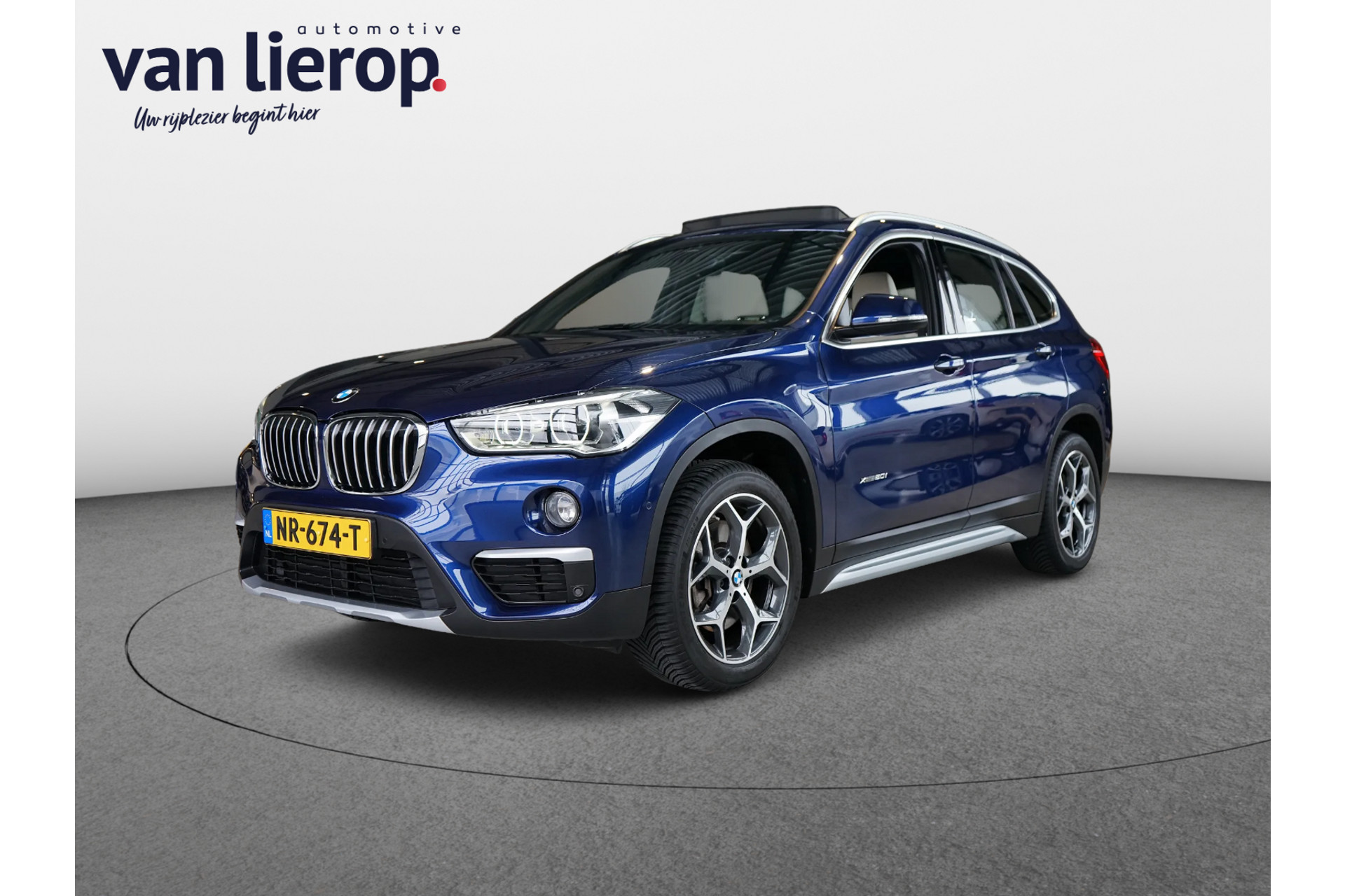 BMW X1 XDrive20i High Executive PANO | TREKHAAK | H&K | LEDER 50415931-0.jpg | Automotive van Lierop